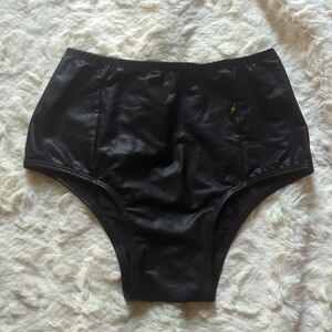 Crnp bottoms Cleo the hurricane medium